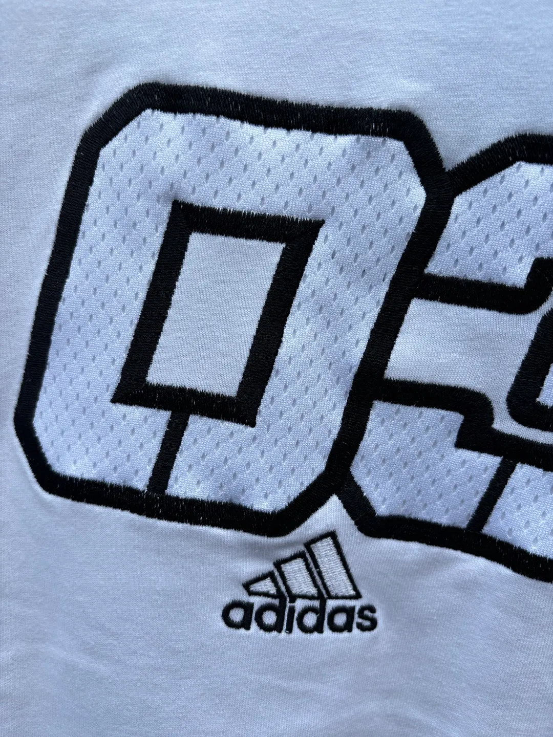 𝟬𝟱𝟰𝟯#Exclusive real shot/difference between various stolen pictures and online version on the market [𝗮𝗱𝗶𝗱𝗮𝘀 Adidas Trefoil men's and women's digital embroidery sports loose round neck T-shirt short sleeves, selected soft cotton fabric, skin-friendly, Breathable, super comfortable to wear. ✅Full set of 1:1 customized accessories ➕Customized three-label ➕𝗬𝘂𝗮𝗻 version hang tag ➕𝗹𝗼𝗴𝗼 packaging bag🔥 ➕Scan the tag to enter the official website. ✅Top version, ins Xiaohongshu Kuaishou = lots of bloggers wear it. ✅Adidas’ absolute Hot Sale star Same Style Details are online, feel free to compare! The iconic Adidas logo embellishes the chest, highlighting the brand's charm. Fixed color and classic three-bar stripes, classic will never go out of style! Versatile is not picky, the original model is perfect for the upper body, so buy it with your eyes closed! ✅The striped elements on both sides of the sleeves add a sporty and fashionable feel, making it easily adaptable to various sports or daily leisure scenes. Whether you are running for fitness or hanging out on the street, it can keep you full of energy without losing the sense of fashion. ✅Complete sizes to meet the needs of different body shapes! Color; White Size S-XXL